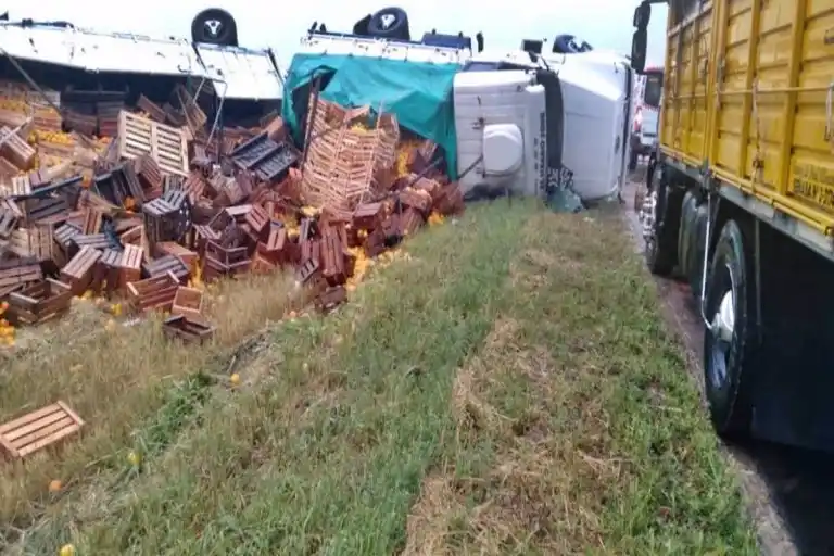Un camión volcó y desparramó su carga de cajones de frutas en la ruta 18
