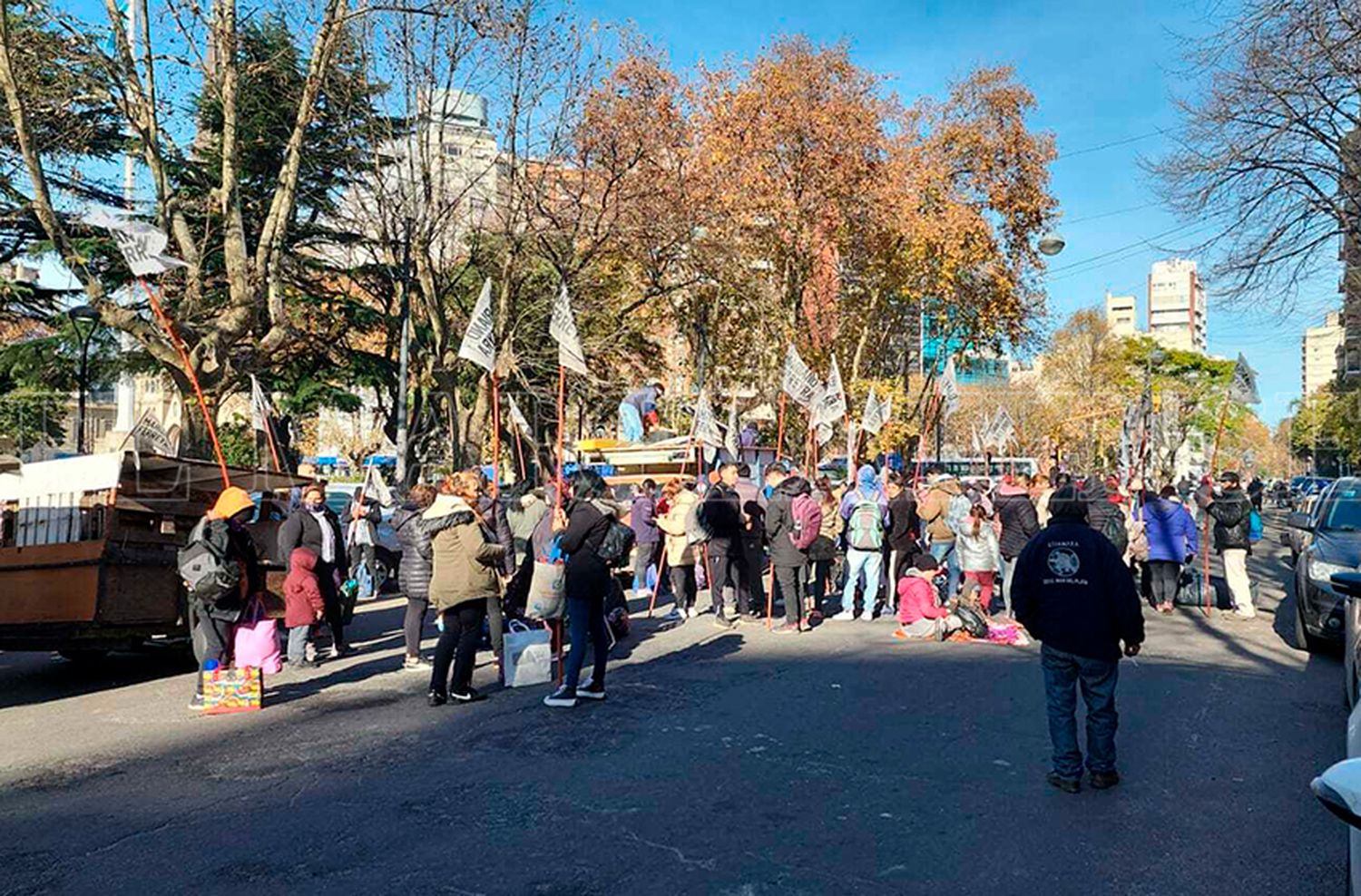 Acampe frente a la Municipalidad: "Nosotros venimos a quedarnos"