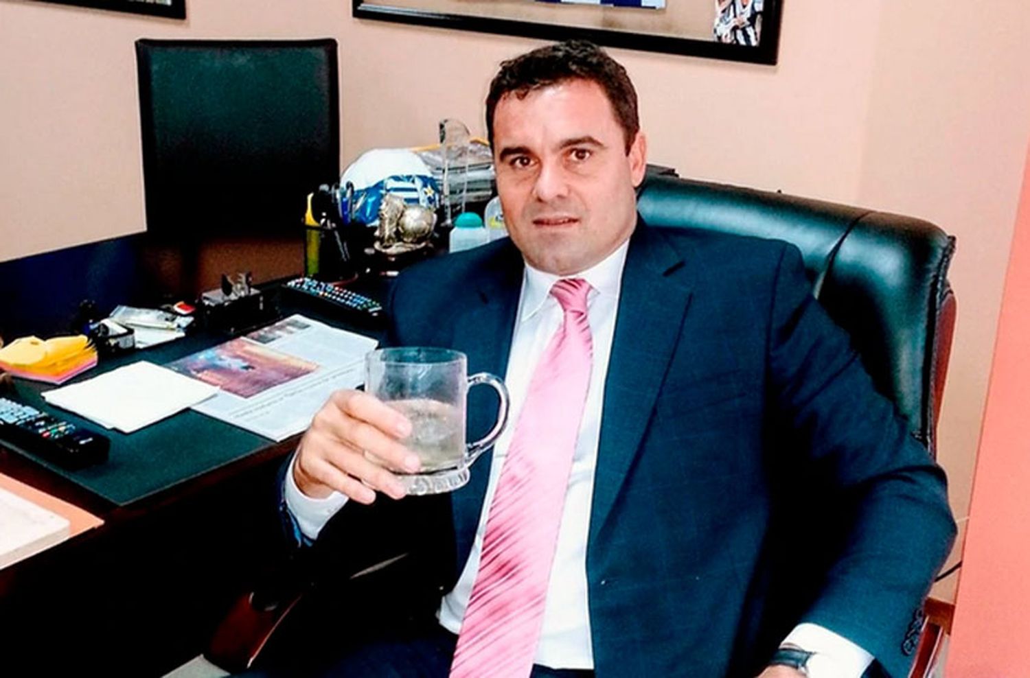 Piden la captura internacional de un ex futbolista marplatense