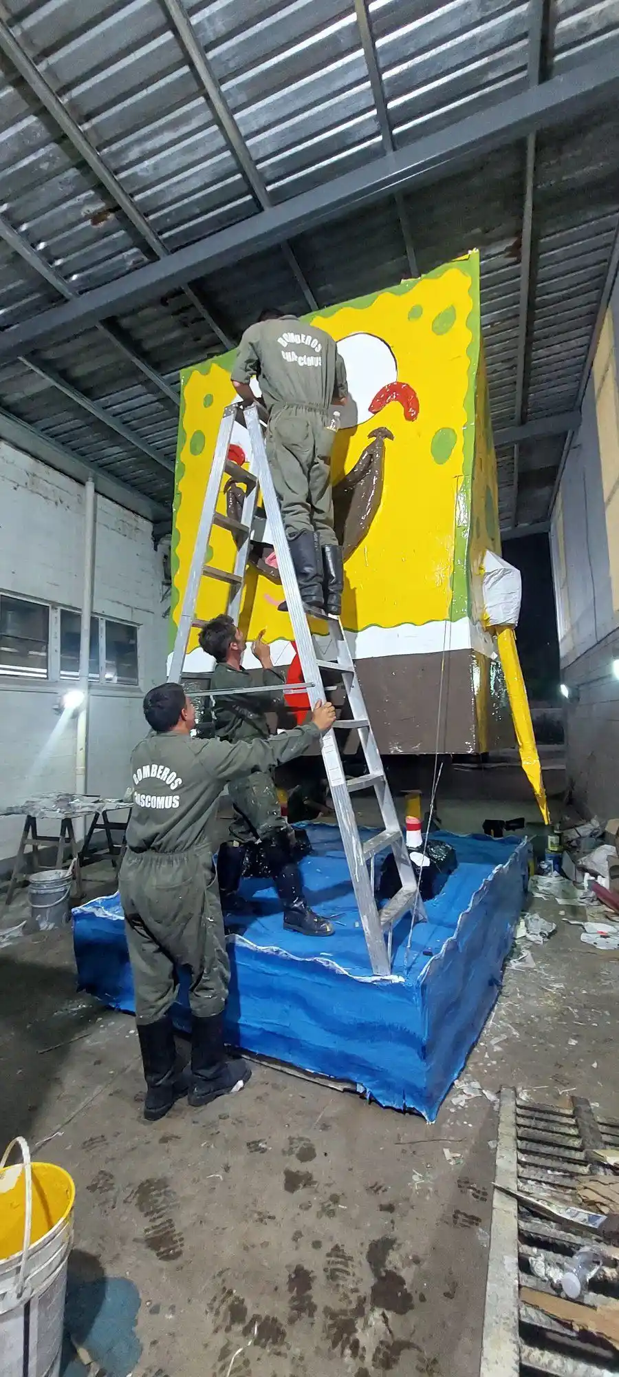 Bomberos Voluntarios de Chascomús exhiben un muñeco de Bob Esponja para despedir el año