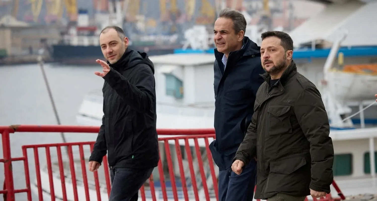 El presidente de Ucrania, Volodímir Zelenski, y el primer ministro griego, Kyriakos Mitsotakis. Foto: Reuters