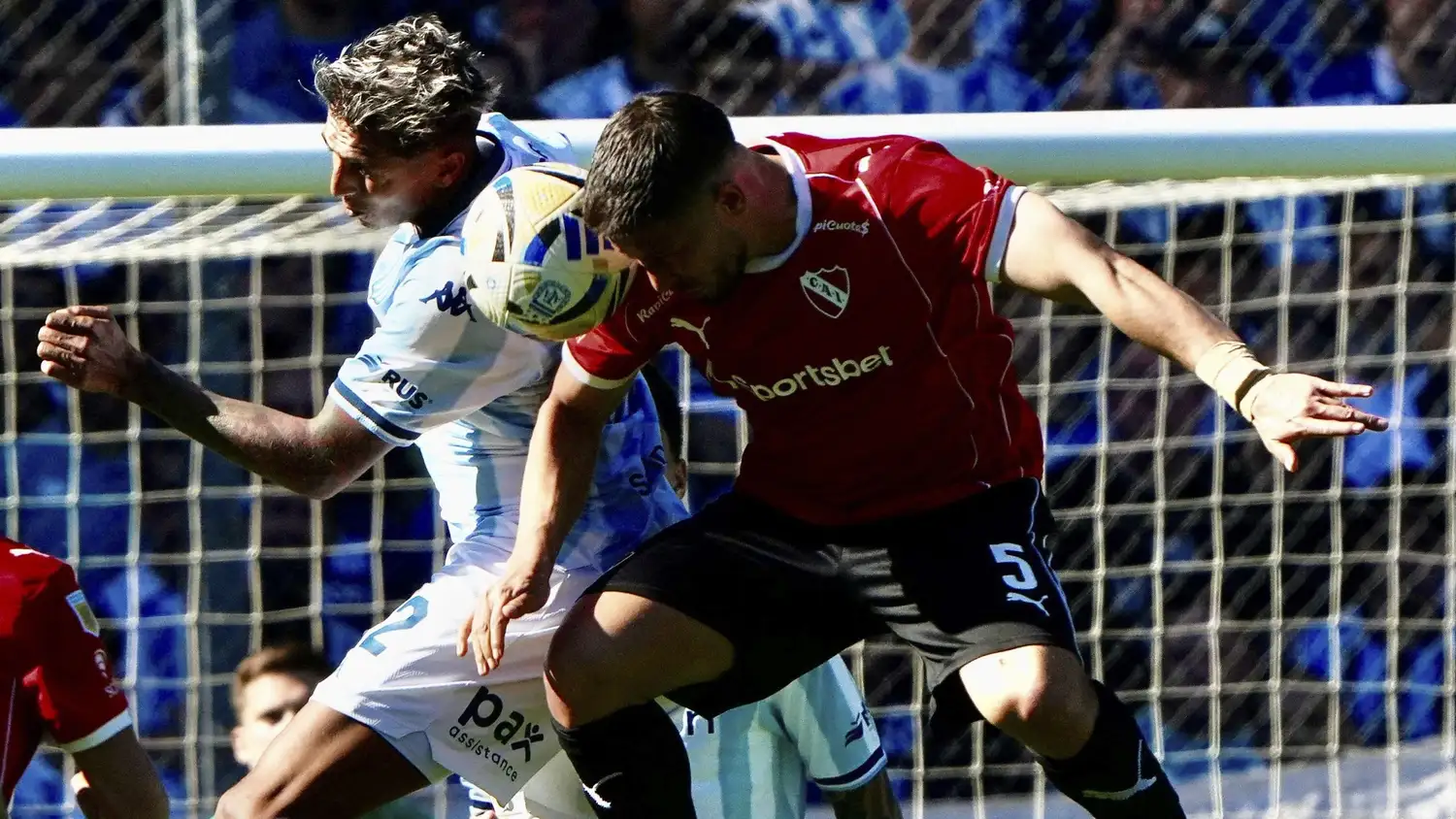 Almendra y Loyola van con todo por la pelota.