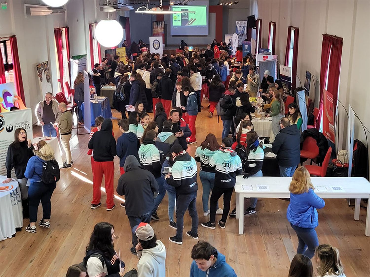 Con gran convocatoria y miles de estudiantes presentes, se desarrolló en el Centro de Convenciones la feria con la propuesta educativa que ofrece la ciudad