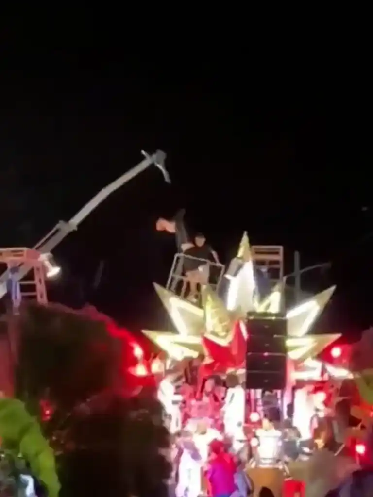La noche de corsos en Gualeguaychú con un accidente que tuvo la comparsa Marí Mari.