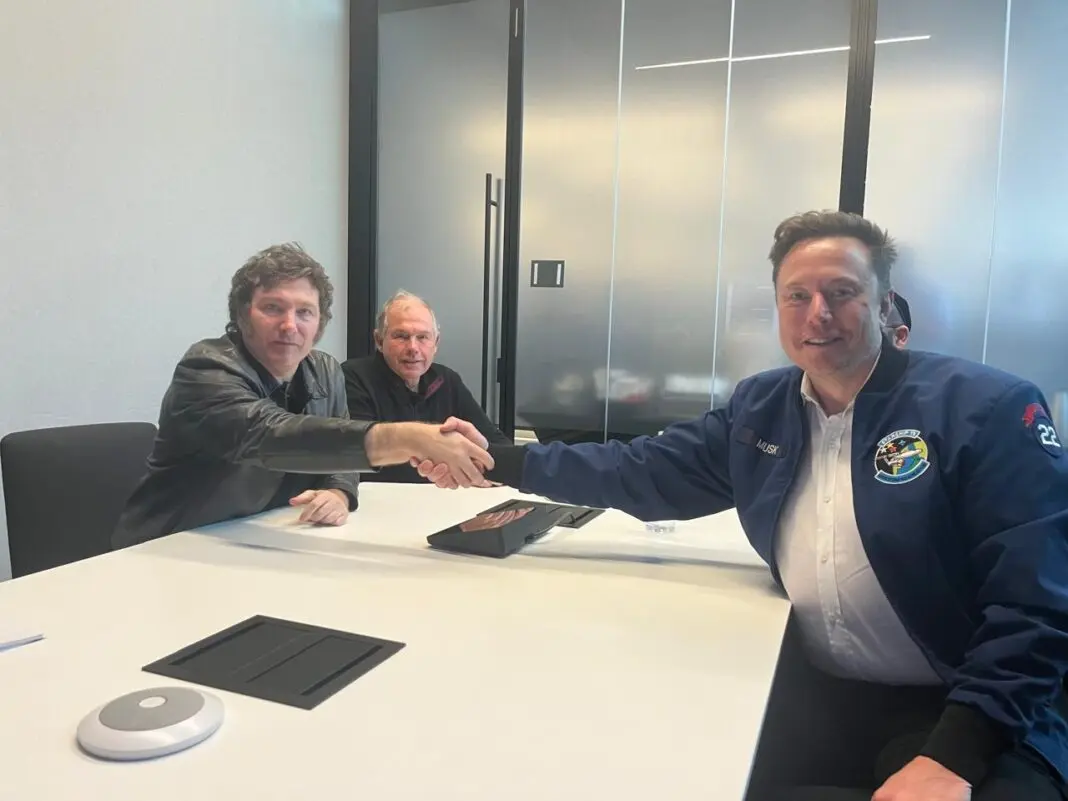 Dándose la mano. Javier Milei y Elon Musk