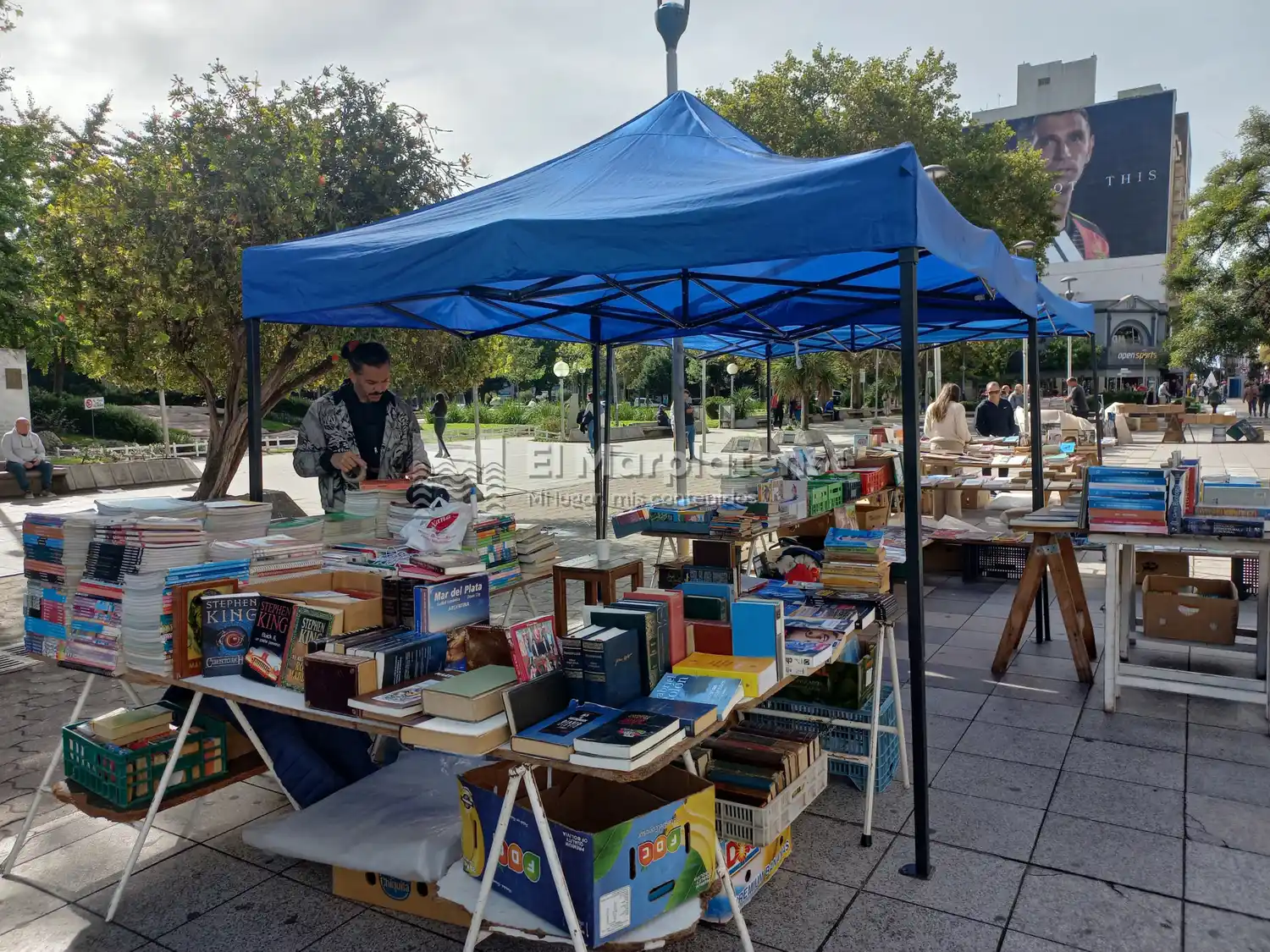 La feria está ubicada frente a las puertas de la Catedral local.
