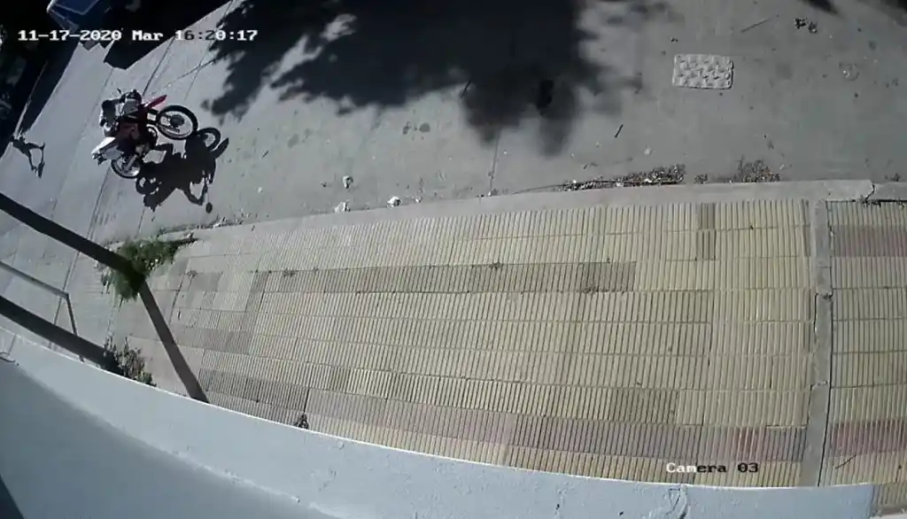 Robó una moto a plena luz del día y quedó registrado en las cámaras de seguridad