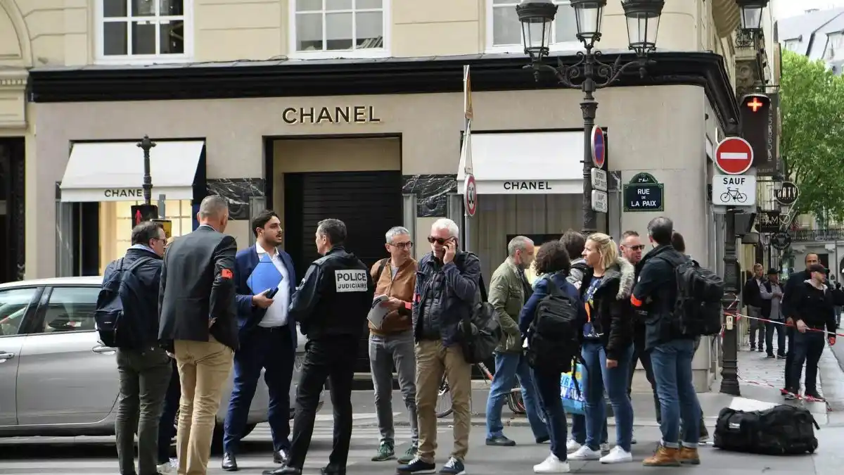 ¡DE PELÍCULA!  Así robaron una joyería Chanel a plena luz del día en el centro de París