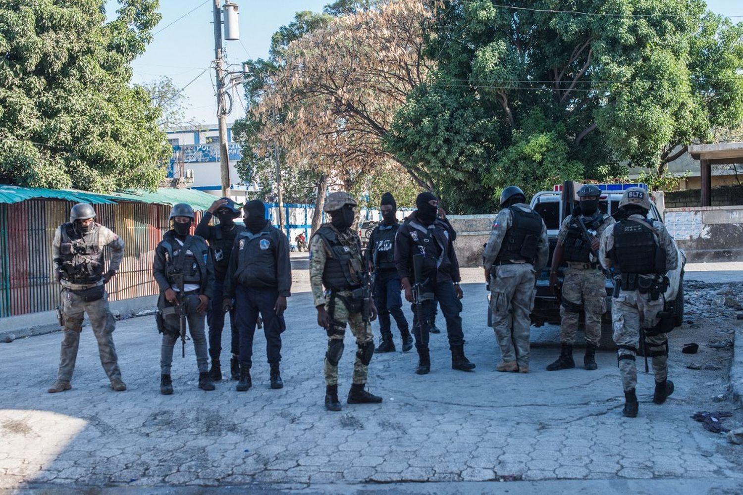 ¡VAN 10 MUERTOS! BANDAS ARMADAS logran liberar a punta de plomo a 3.600 presos en Haití