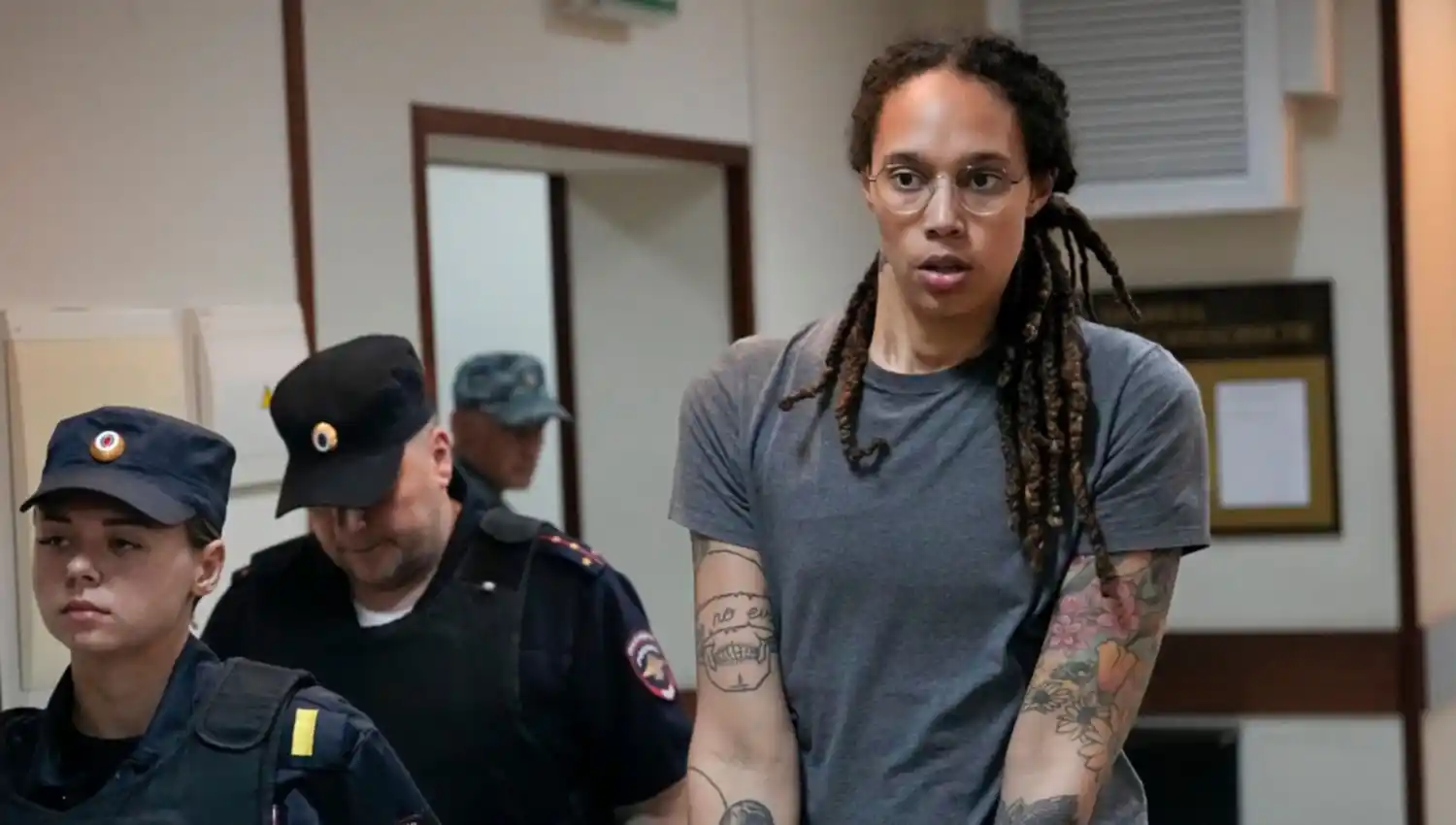 La estrella de la WNBA Brittney Griner seguirá presa en Rusia a pesar de su intento de reducir la condena