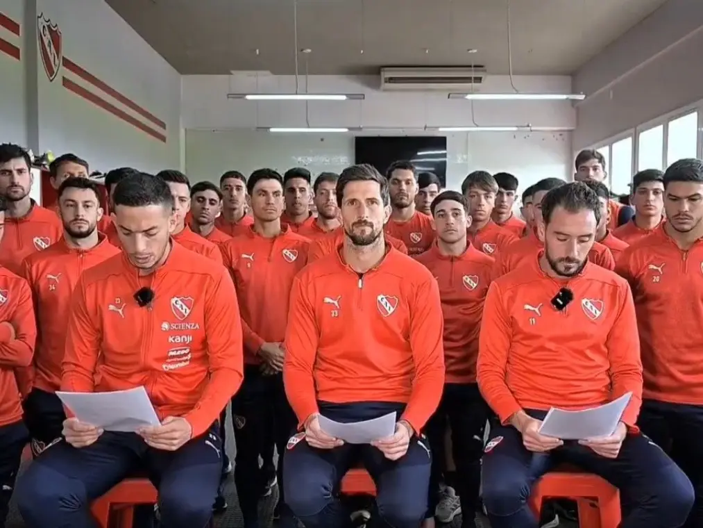 El plantel del Rojo dando un cmunicado sobre la sanción de CONMEBOL.Foto:Captura de pantalla