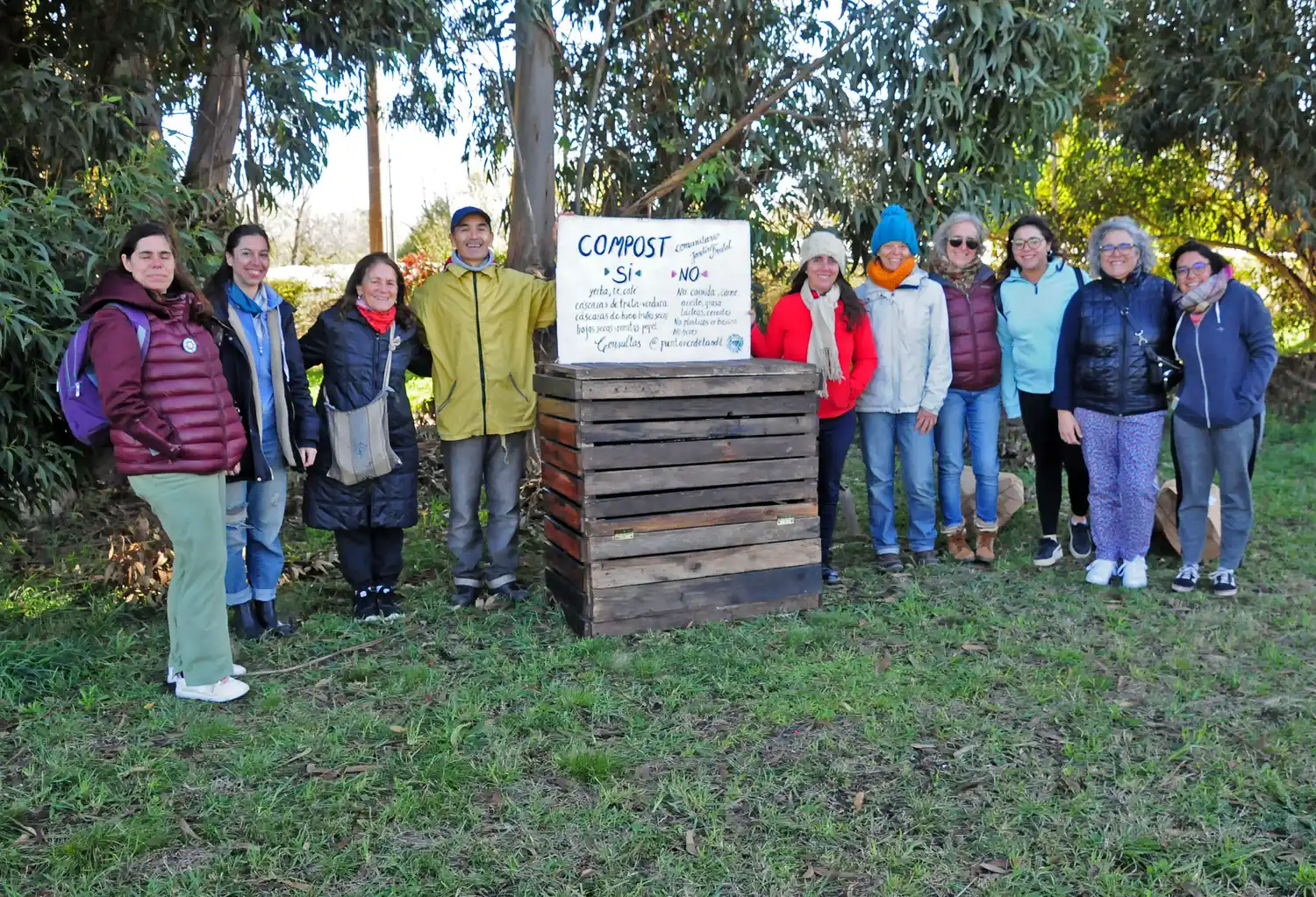 Vecinos e integrantes de Punto Verde Tandil, junto a la recién instalada compostera.