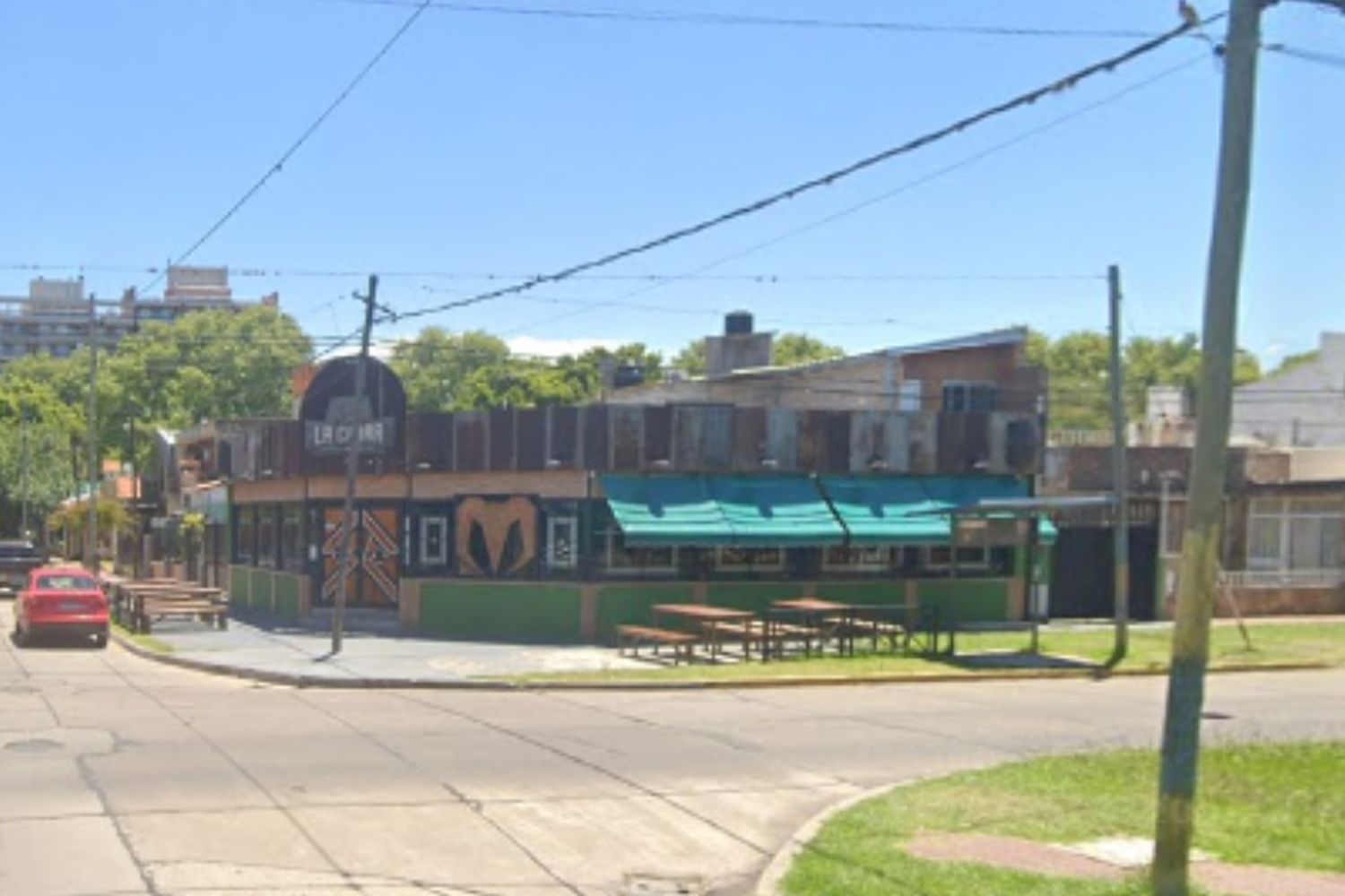 Detuvieron a un vendedor de bolsas de residuos por amenazar al personal de un bar y a la policía en zona norte