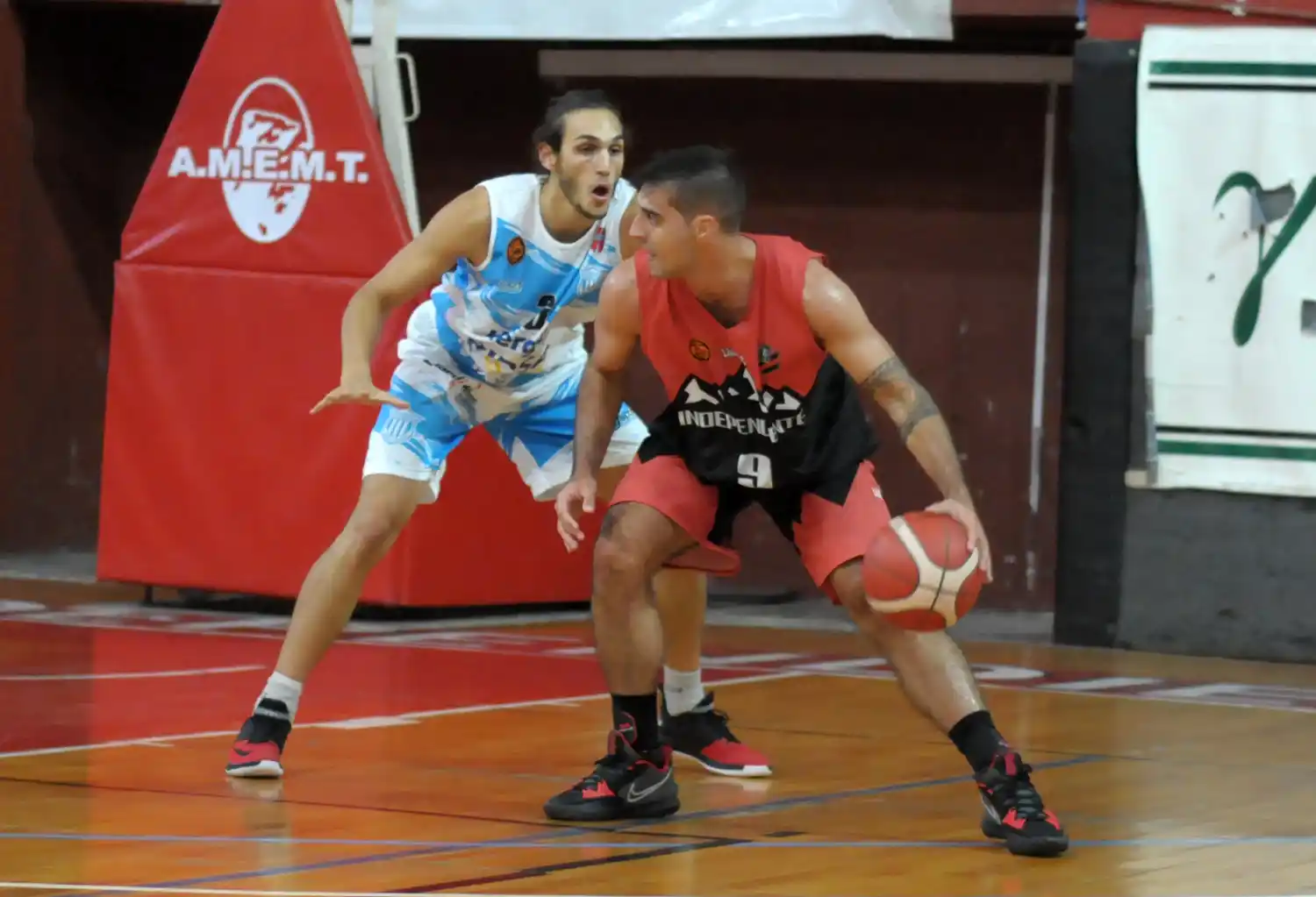 Haag le juega de espaldas a Carneglia.