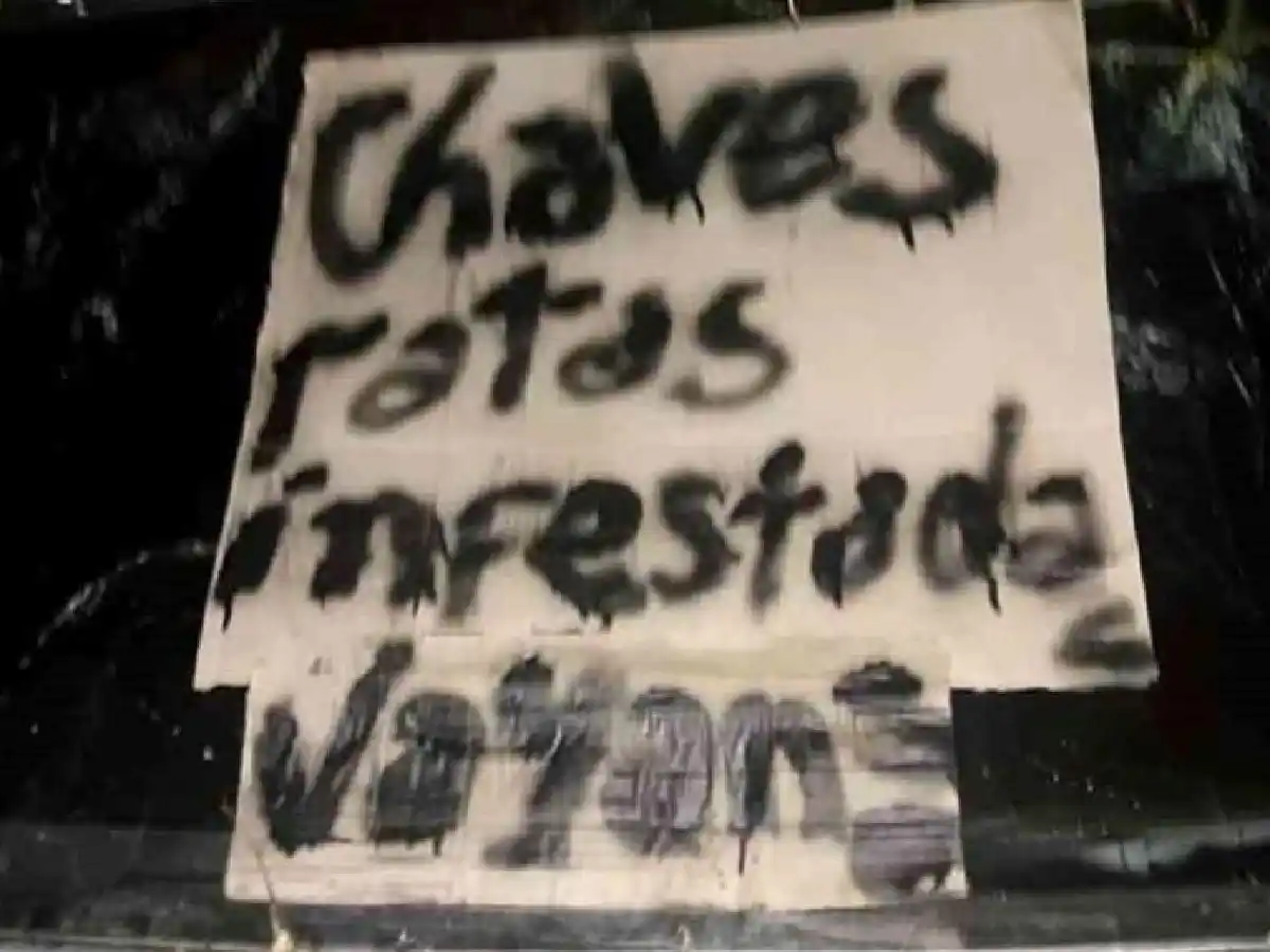 Queman en La Rioja la camioneta de una médica con coronavirus y le dejan un cartel amenazante