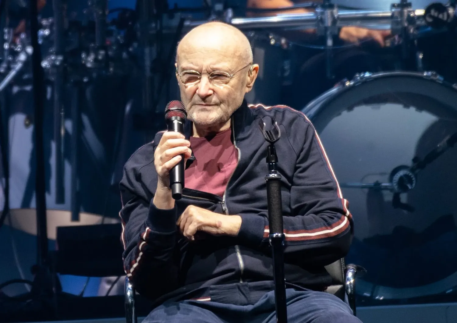 Phil Collins actuando en un show de Genesis, de la gira "The last domino", en Francia, en 2022.