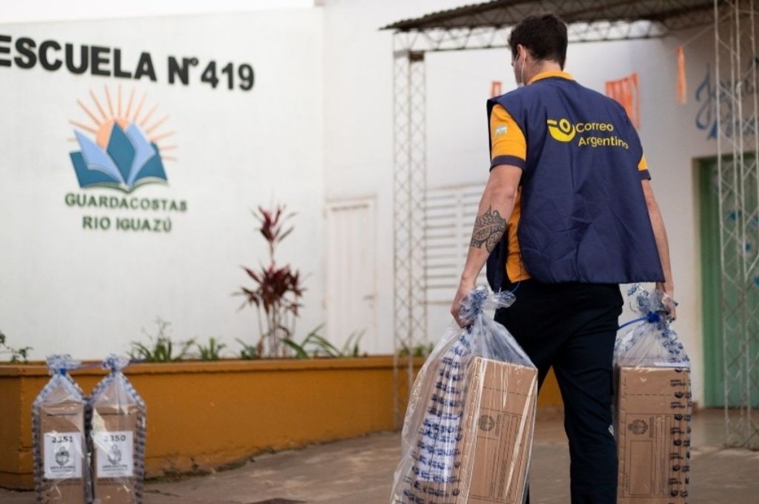 Comenzó el operativo para repartir más de 100.000 urnas en todo el país