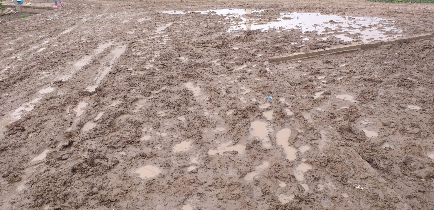 La lluvia provoca problemas para acceder al barrio.