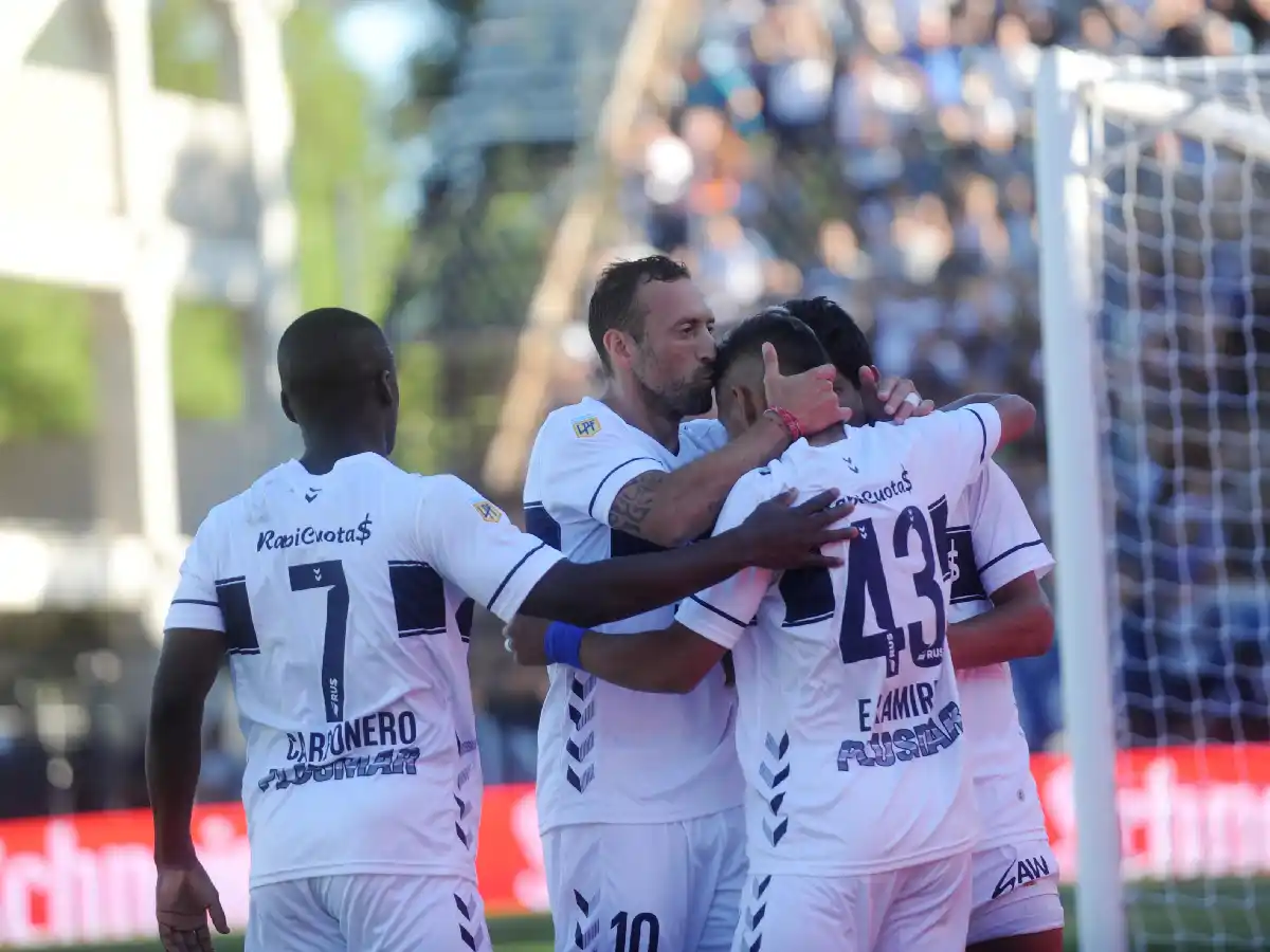 Talleres cayó en La Plata y River acaricia el título