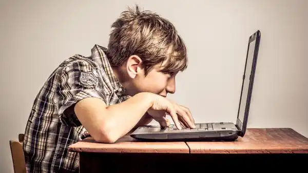 Los mayores peligros a los que se exponen hoy los adolescentes en la web