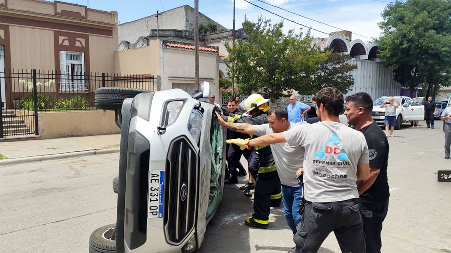 Tránsito caótico: cuádruple choque y vuelco de una camioneta en 54 y 63