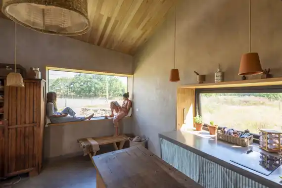 Caldero: Así construyen casas ecológicas con bloques de madera y fardos de trigo en Tandil