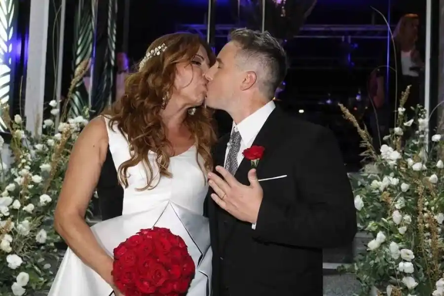 La divertida boda de Lizy Tagliani y Sebastián Nebot: invitados de lujo, auto antiguo y camino de velas