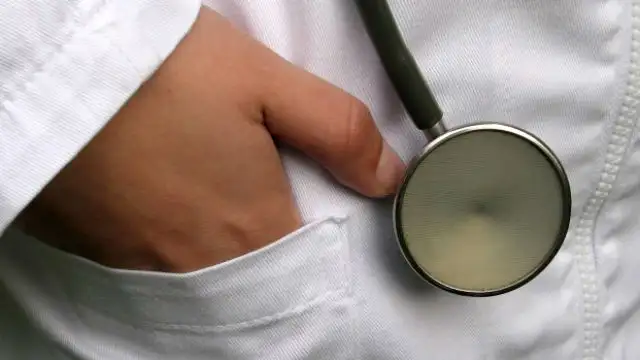 Médico cobraba consultas de $1000 en un hospital público