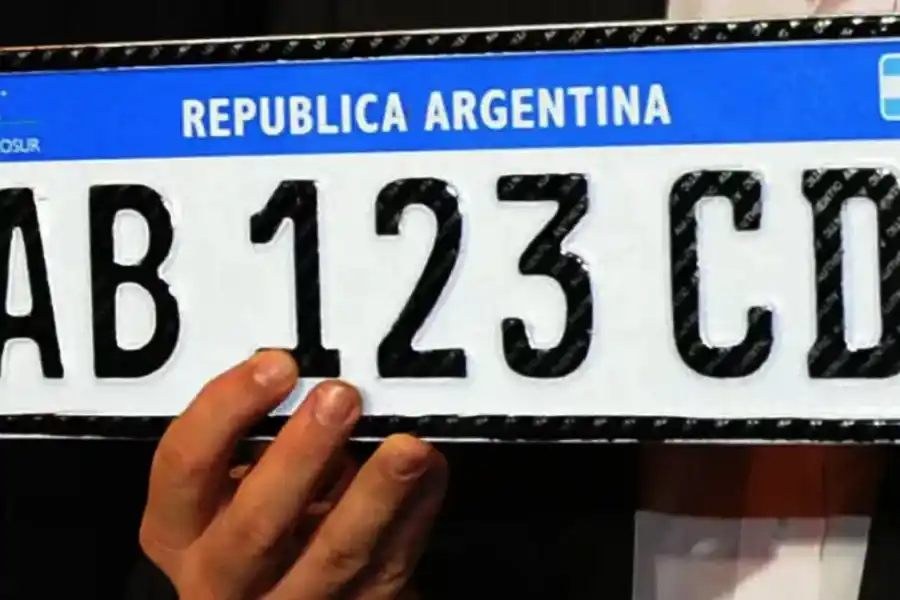 Faltan patentes y cédulas verdes para autos y motos en Argentina, ¿por qué motivo?