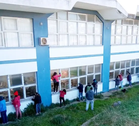 Comenzaron a pintar el edificio del Instituto 31
