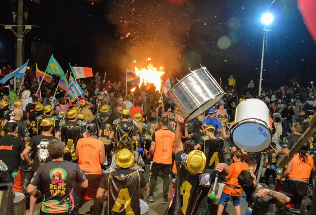 Con la quema del Rey Momo y el desfile de las  18 murgas, culminó el Carnaval de Mi Tandil