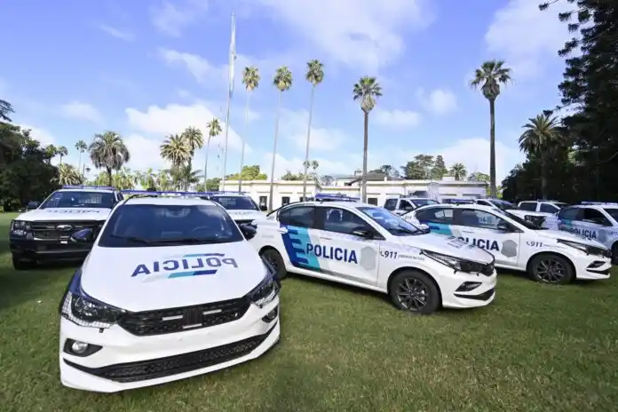 Una serie de patrulleros de la Policía bonaerense.