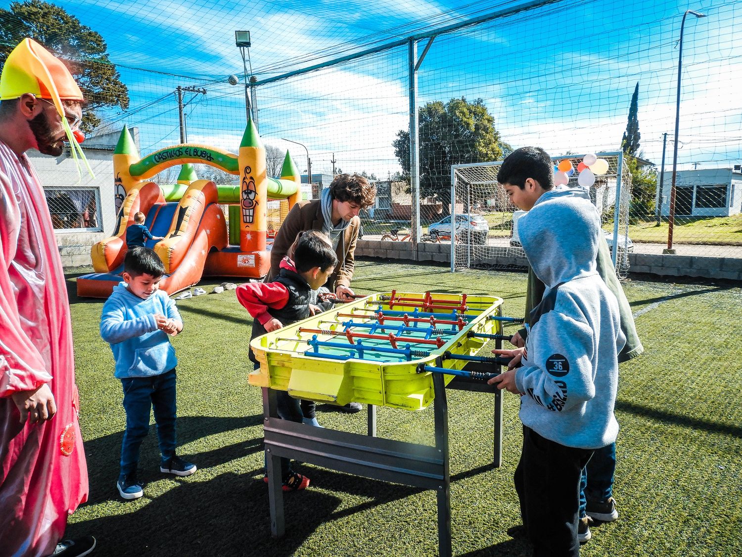 El presidente comunal Joaquín Poleri jugando al metegol con los chicos.