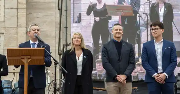 Javkin encabezó el acto de promesa a la bandera: "Ese compromiso con la bandera nace hoy y es para siempre"