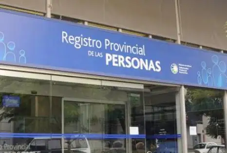 Inscribieron a un bebé con el apellido de la madre en primer lugar