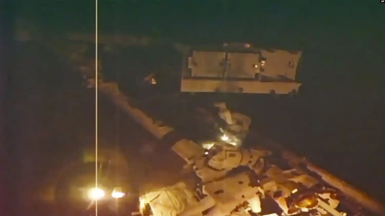 Astronautas inician una serie de difíciles reparaciones de la Estación Espacial Internacional