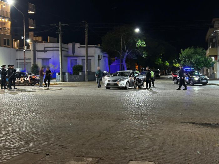 Un motociclista chocó contra un auto en bulevar Yrigoyen: iba sin casco y terminó lesionado - 2