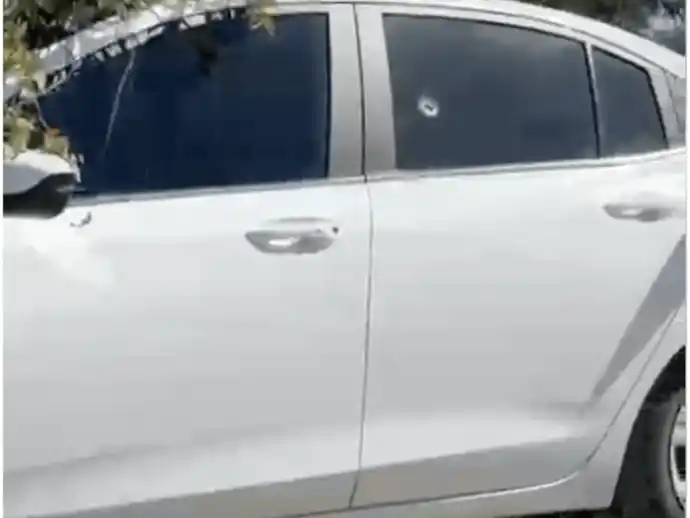 En una de las ventanillas traseras se observa un orificio que podría corresponder a un disparo. Fuente: Bosco