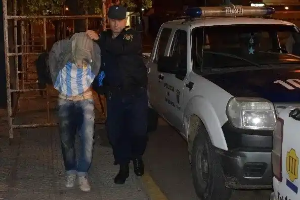 Detienen a un joven por abrir el baúl de un auto