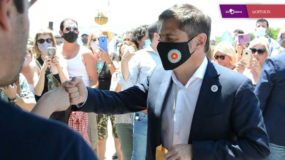 Kicillof en San Pedro: cuando llegó, pasó por un puesto de artesanías y recibió un obsequio