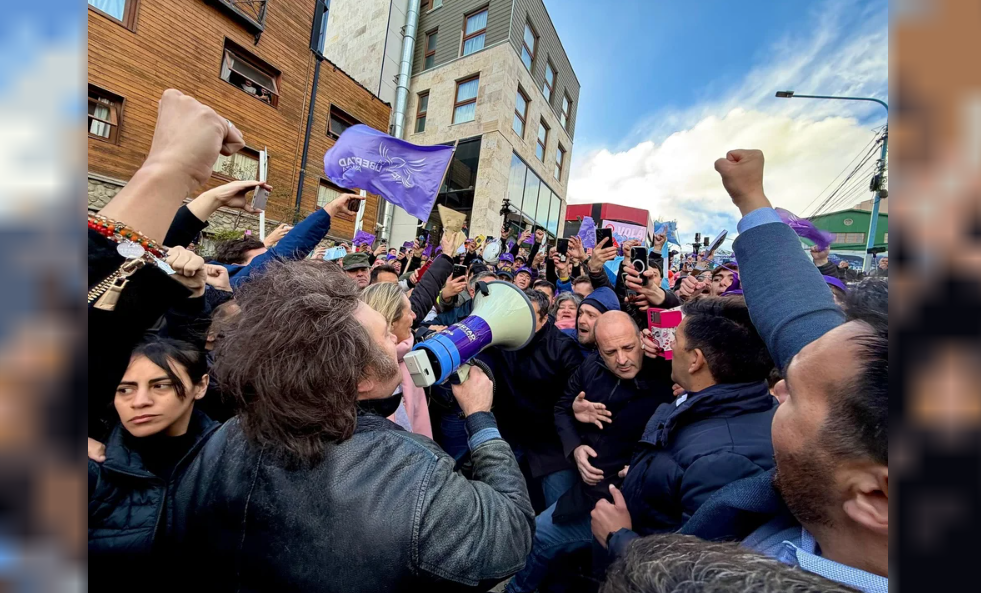 El presidente Javier Milei hizo hoy una breve caminata de campaña por Ushuaia con sus candidatos locales y militantes. NA