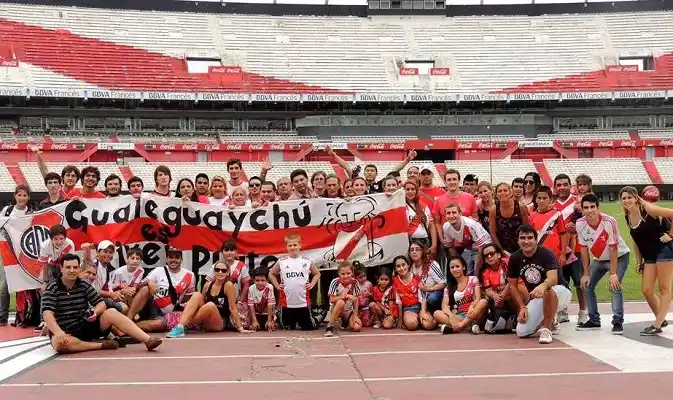 La filial local de River llevó a 58 hinchas a conocer el Monumental