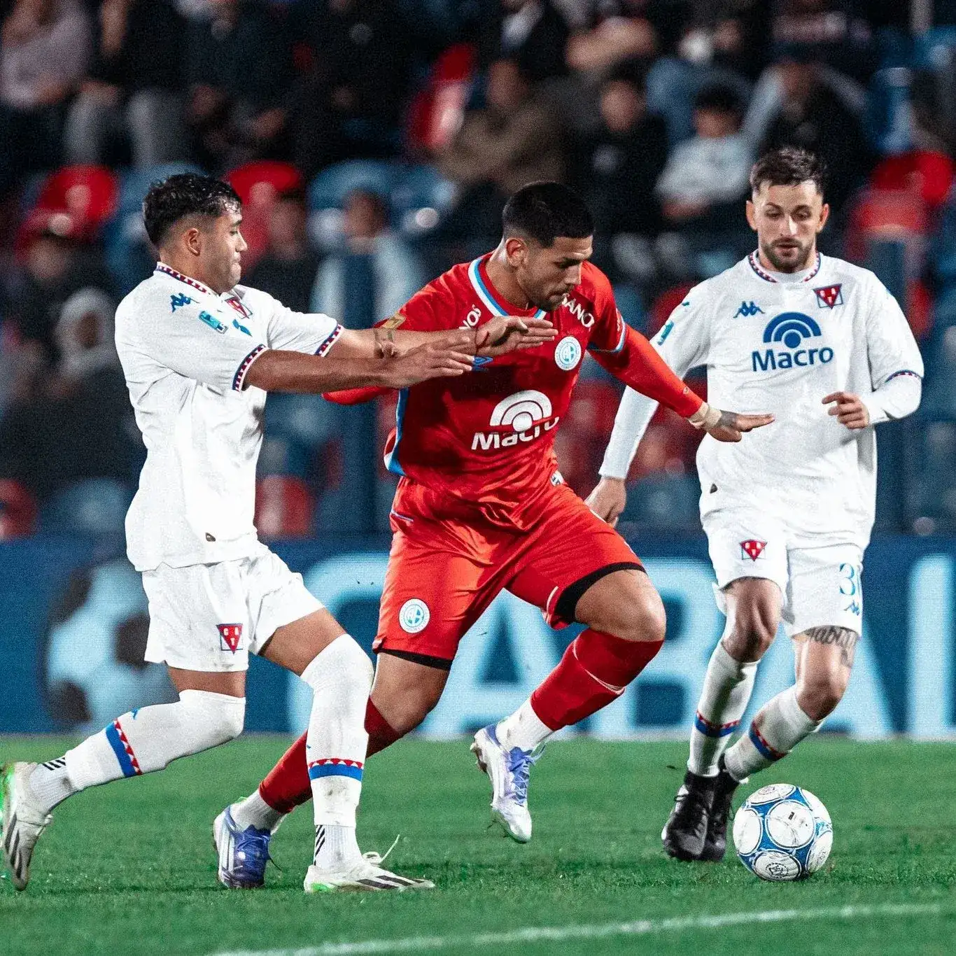 Fue 0-0 y con polémica en Victoria.
