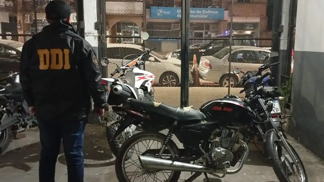 Los efectivos secuestraron una moto, además de armas.