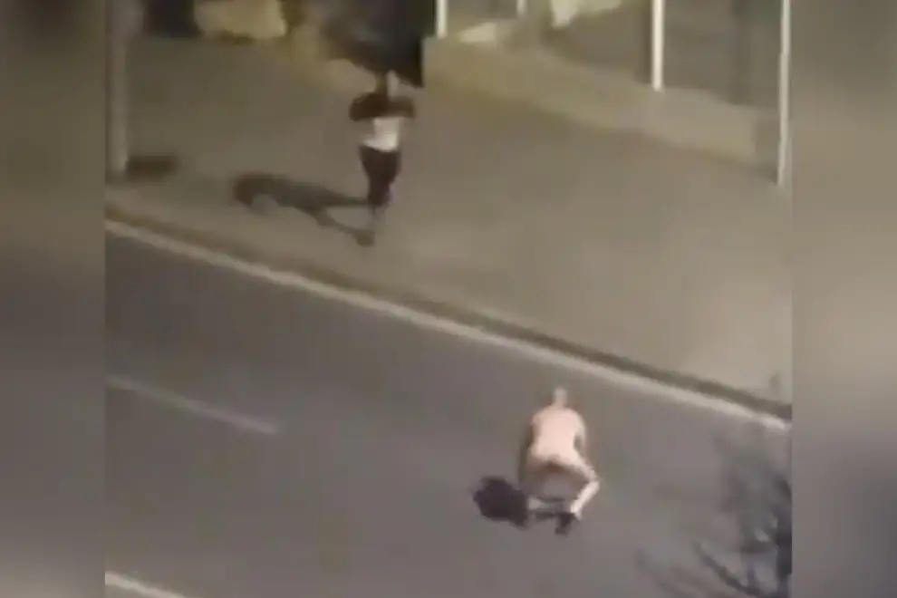 Insólita pelea entre dos hombres en plena vía pública: uno de ellos estaba completamente desnudo