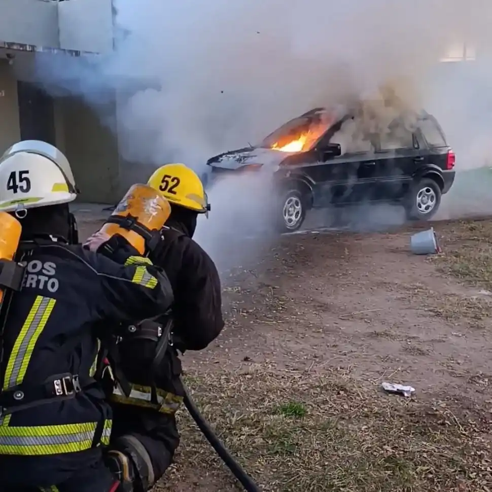 Personal de bomberos en pleno combate del fuego.