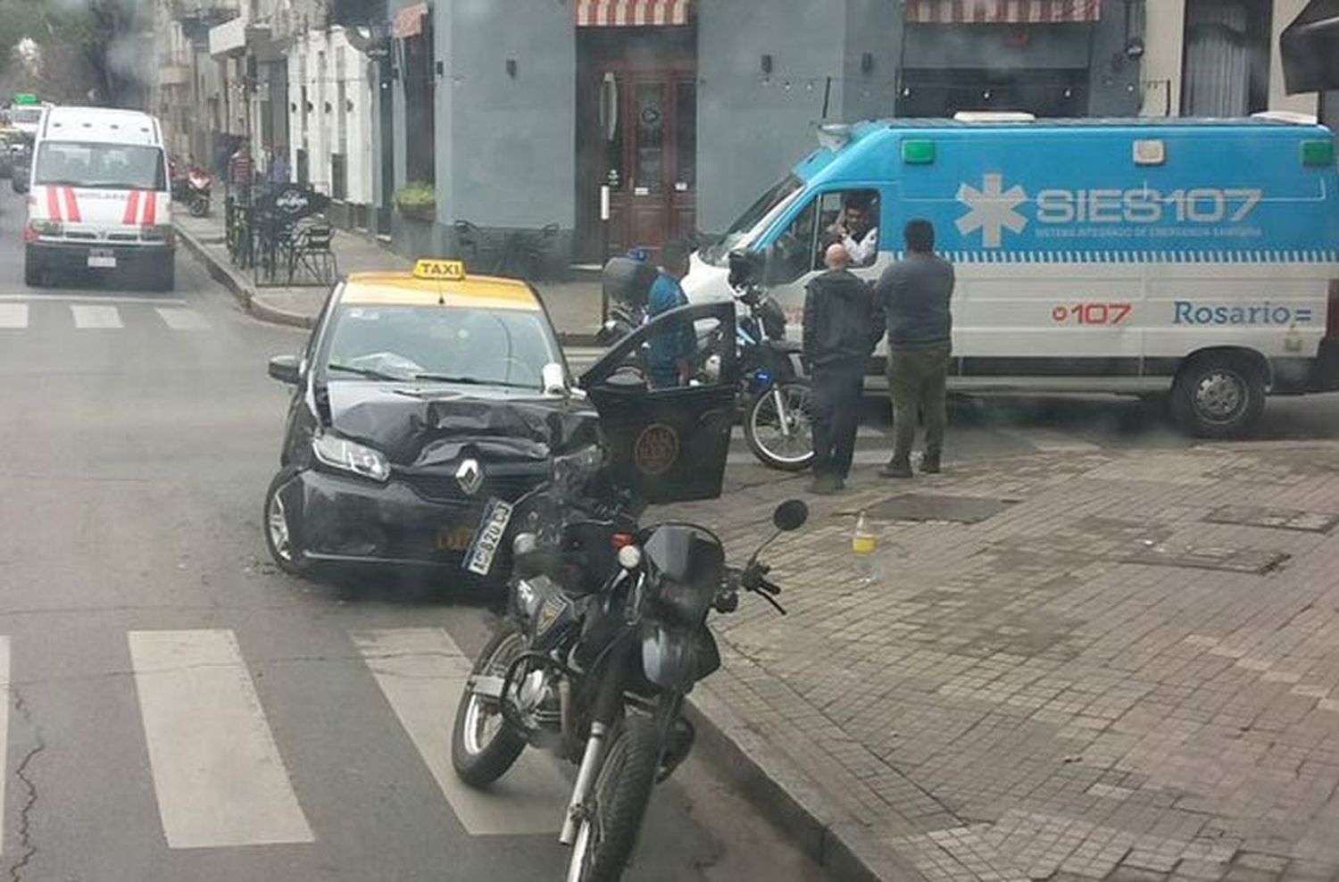 Fuerte choque entre un camión de lácteos y un taxi en pleno centro