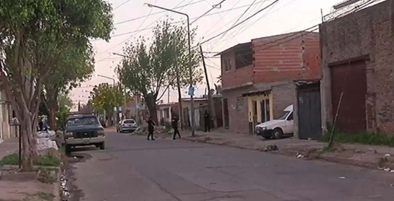 Rosario: un albañil se topó con una balacera y recibió un disparo