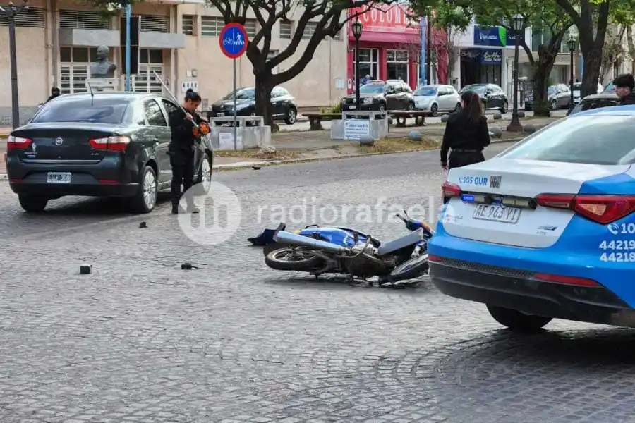 Una joven de 18 terminó en el Hospital luego de tener un accidente de tránsito en el centro de la ciudad