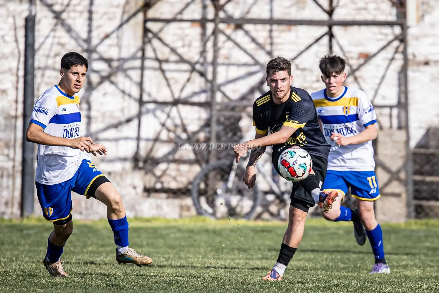 Matías Jalil de El Nacional juega el balón ante la presión de Daria (8) y Stessens (11)